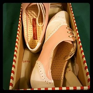 B.A.I.T. Emmie saddle shoes pink